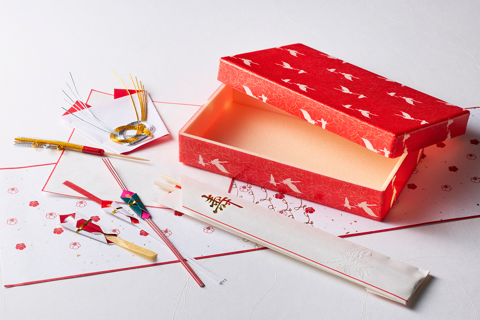 お祝いの席に華を添える赤鶴柄の赤飯折 | つきじ 折峰 料理屋さんの