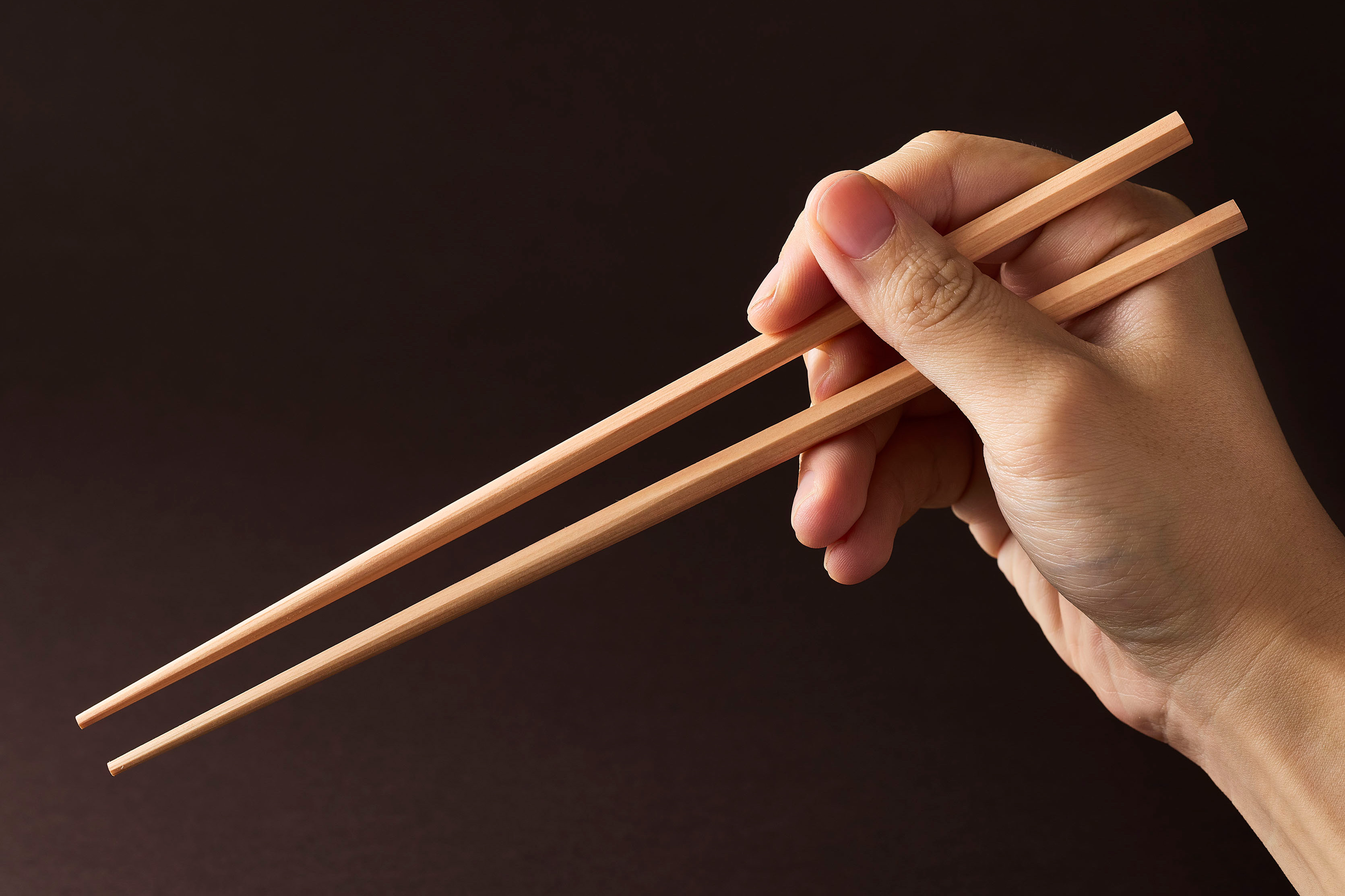 赤く染めた桧の箸『桧箸 六角 赤染』 | つきじ 折峰 料理屋さんの